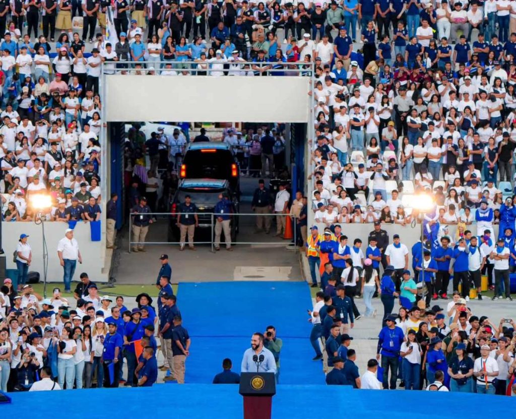 El presidente Nayib Bukele dijo que los beneficiarios podrán escoger entre modalidades presenciales, semipresenciales y virtuales, y que también se gestionaron oportunidades en el extranjero para estudiar desde computadora.