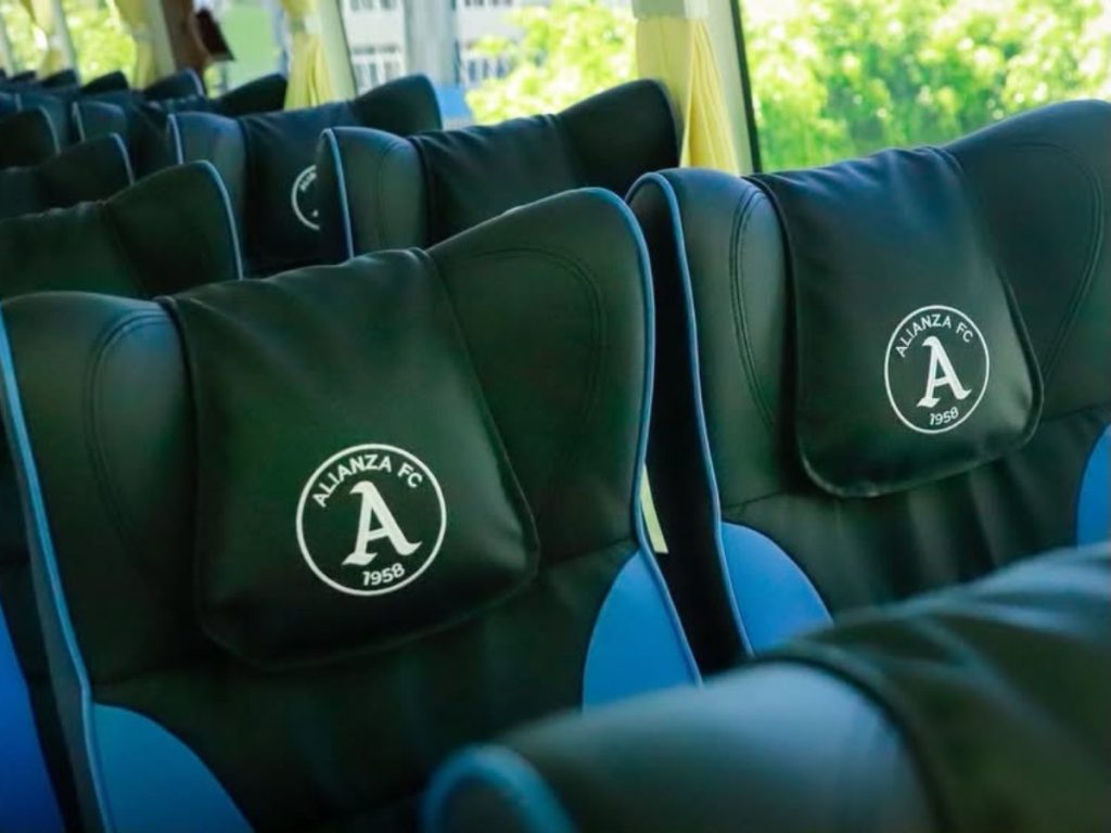 Alianza presentó un bus Higer modelo 2027 con 51 asientos para los traslados de su plantel y cuerpo técnico.