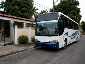 ¿Puede estacionarse un autobús frente a tu casa? Abogado explica qué dice la ley en El Salvador