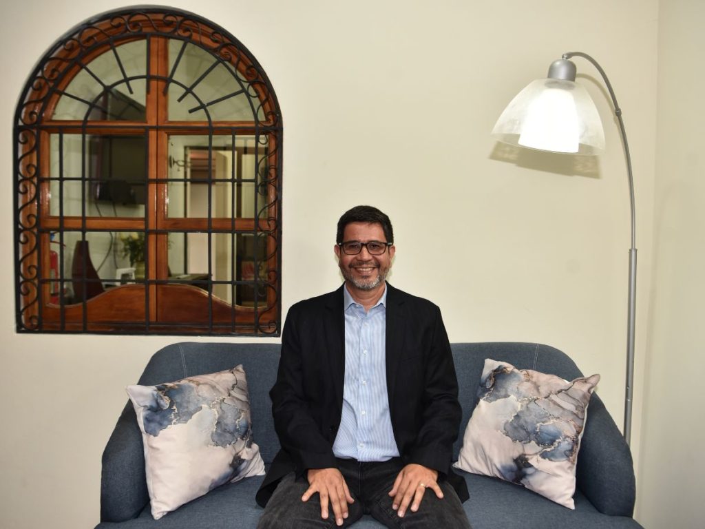 Mario López Saca, director médico de Hospice La Cima, explicó los servicios que ofrece la nueva sede.