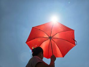calor-persona-sombrilla