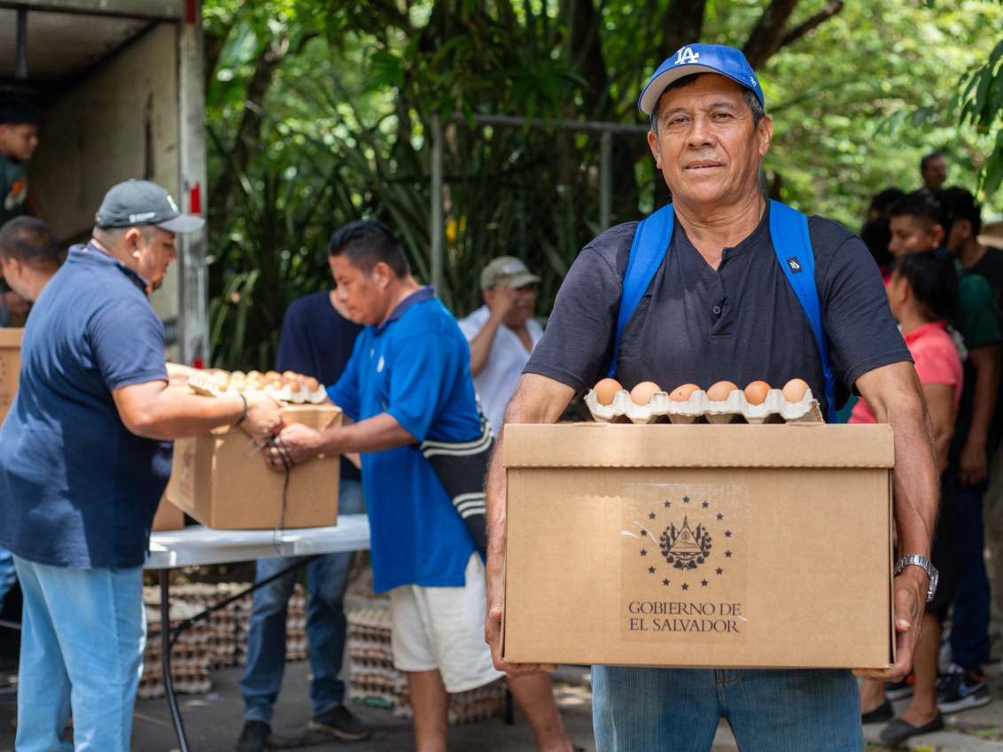 El Gobierno entrega canastas con alimentos a familias agricultoras de subsistencia afectadas por las condiciones climáticas. Foto/ MAG