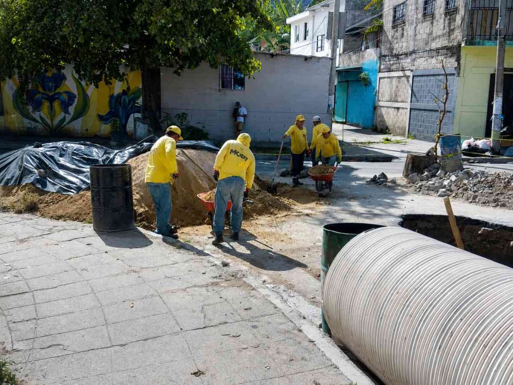 cárcava en calle principal de San Salvador