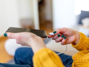 Por qué dejar tu teléfono sin batería puede salirte muy caro