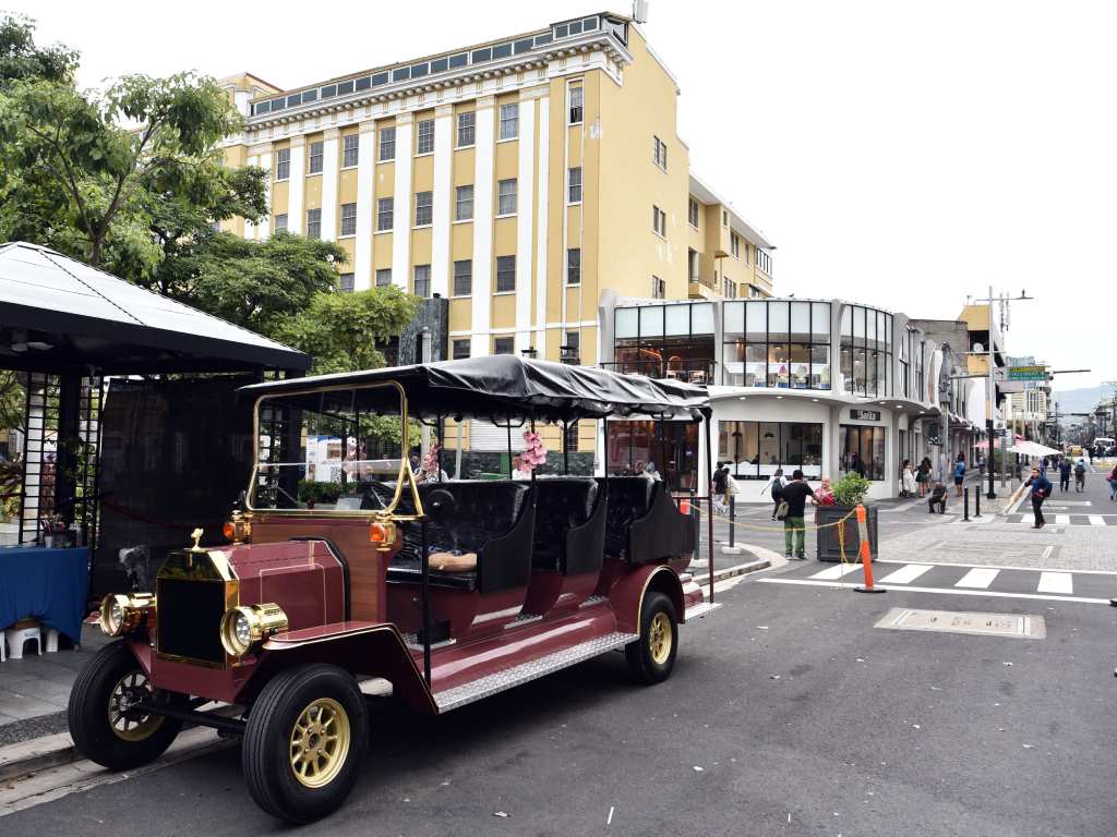 Carrito eléctrico listo para transportar visitantes por las emblemáticas vías peatonales del centro.