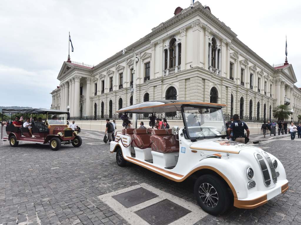 Vehículos turísticos limpios y silenciosos ofrecen una nueva forma de explorar el corazón de la capital.