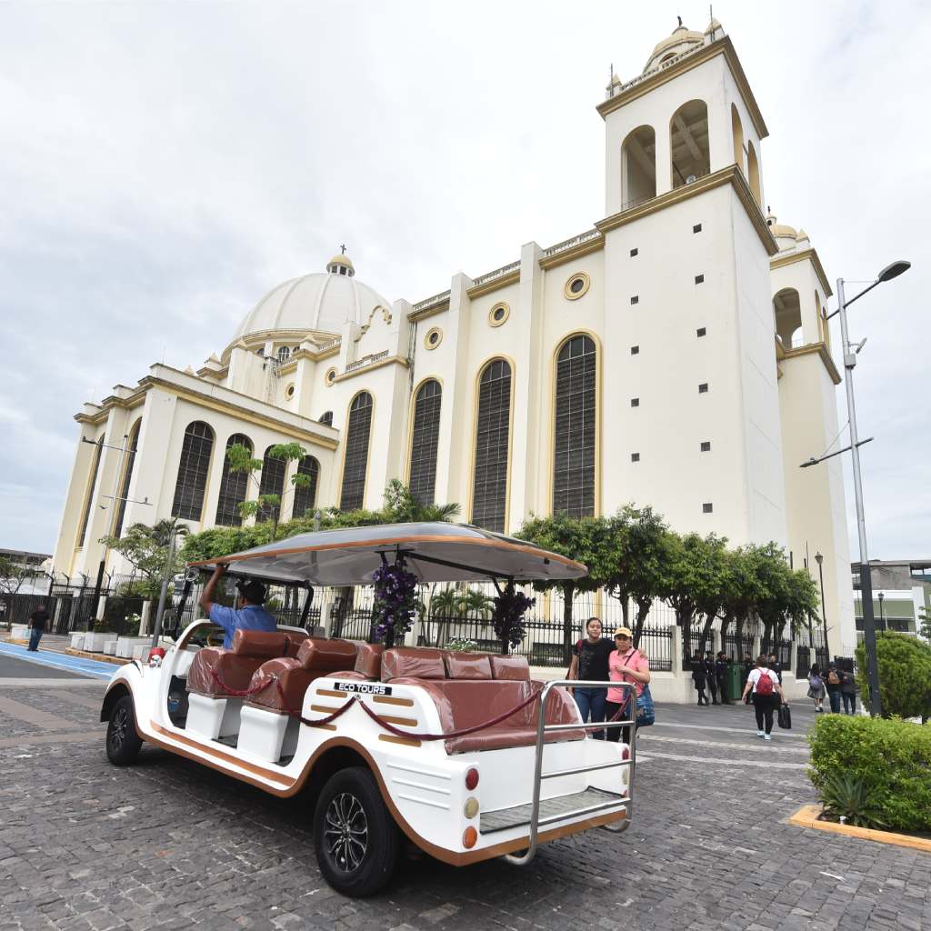 Recorrido guiado en coche eléctrico hace una parada frente a la imponente Catedral Metropolitana.