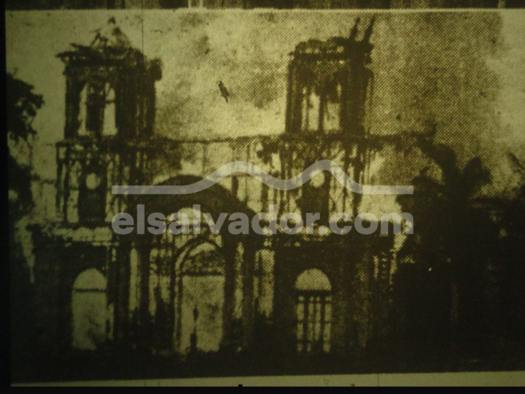 Así quedó la Catedral de San Salvador tras el voraz incendio que destruyó su estructura de madera. Fotografía/ Archivo elsalvador.com