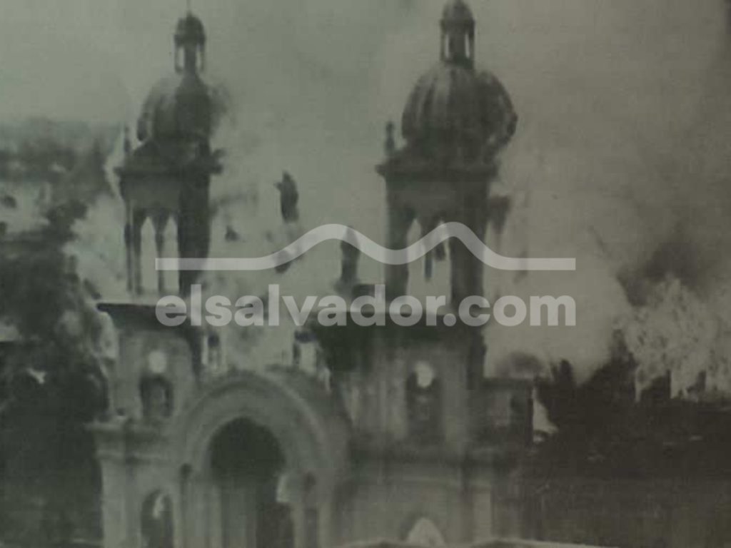 Las llamas envolvieron la Catedral y en apenas 45 minutos consumieron gran parte de su estructura. Fotografía/ Archivo elsalvador.com