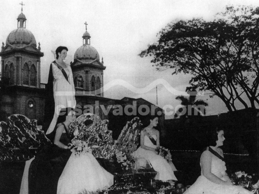 La antigua Catedral de San Salvador aparece al fondo durante una celebración de las fiestas patronales de la capital. Fotografía/ Archivo elsalvador.com