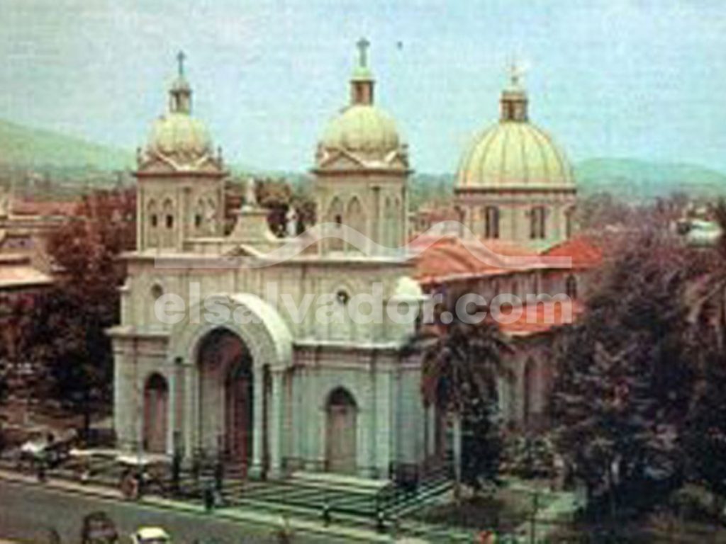 Así lucía la fachada de la antigua Catedral de San Salvador antes de ser destruida por el incendio del 8 de agosto de 1951. Fotografía/ Archivo elsalvador.com