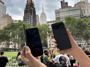 Una persona sostiene teléfonos Pixel 11 Pro Fold (i) y Pixel 11 Pro de Google, unos dispositivos potenciados con inteligencia artificial (IA), en Nueva York (EE.UU.).