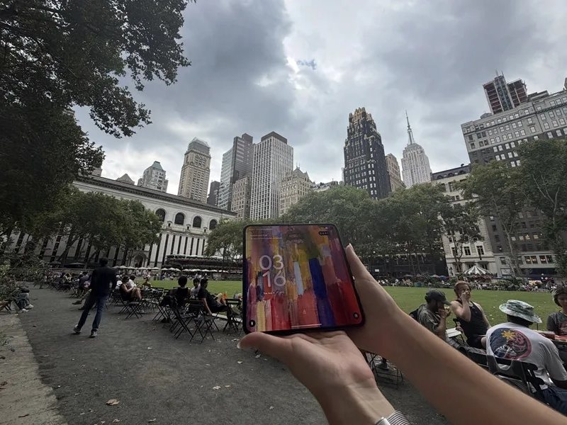 Una persona sostiene un teléfono Pixel 11 Pro Fold de Google, un dispositivo potenciado con inteligencia artificial (IA), en Nueva York (EE.UU.).