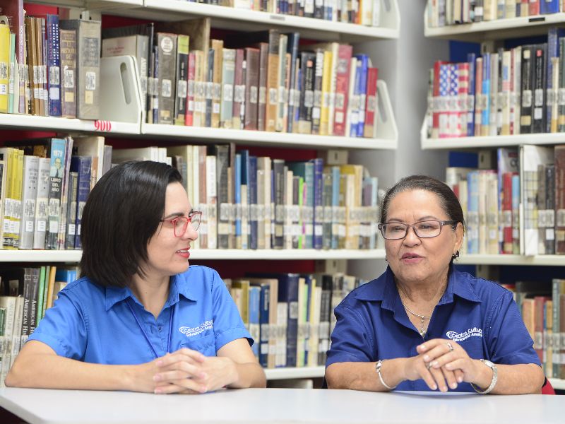 Las licenciadas Magdalena de Áviles y Esther Soler de Morales explican la importancia de acompañar el desarrollo emocional, social y académico de los adolescentes durante su proceso educativo.