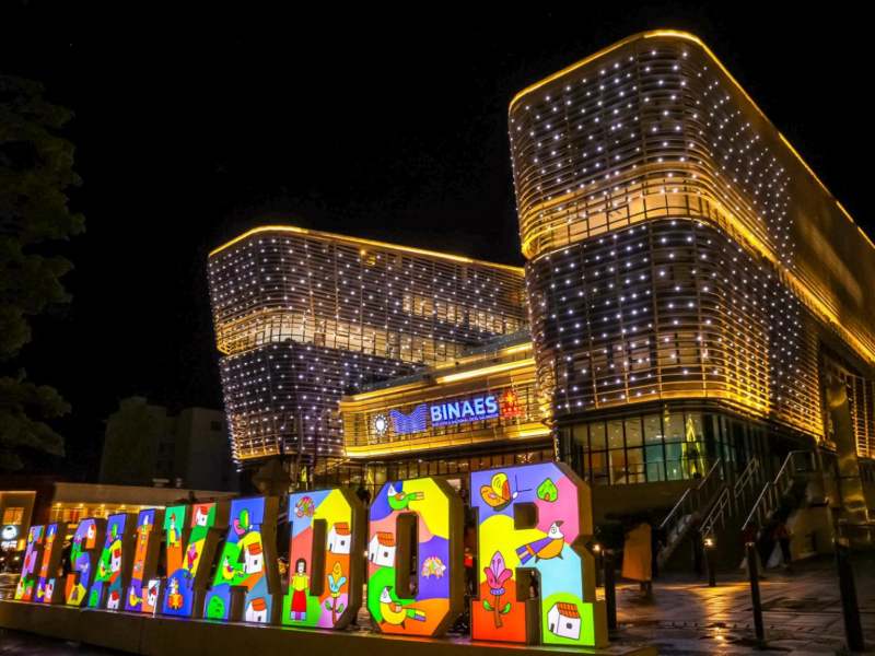 Visitantes recorren los espacios públicos del Centro Histórico durante las celebraciones en honor al Divino Salvador del Mundo.