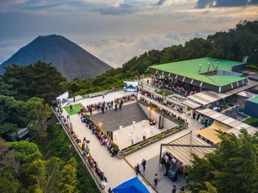 Cerro Verde convirtió su paisaje volcánico en un escenario natural para unir turismo, creatividad y talento local.