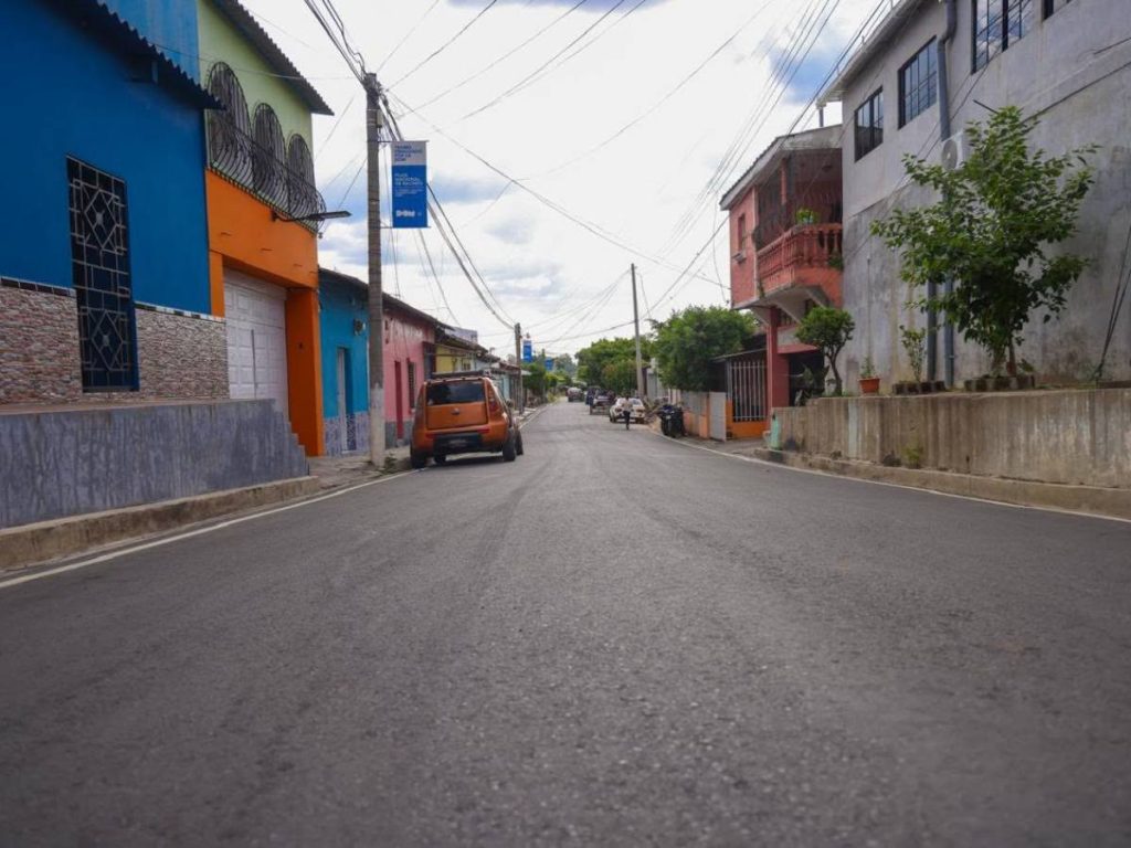 El proyecto incorpora asfalto, concreto hidráulico, adoquín, señalización, badenes y cordones cuneta.