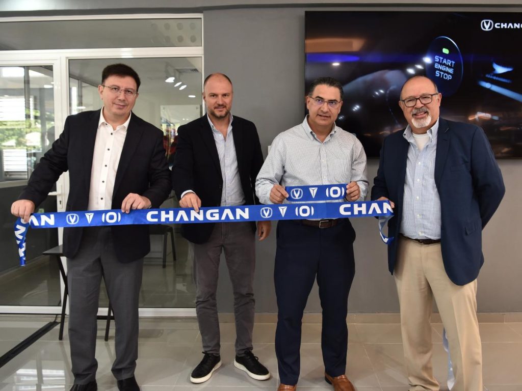 Durante el corte de cinta de Changan Constitución aparecen, de izquierda a derecha, Juan Pablo Siekavizza, Antonio Siekavizza, Carlos Enrique Siekavizza y Gerardo Valiente, directores de Sikamotors El Salvador.