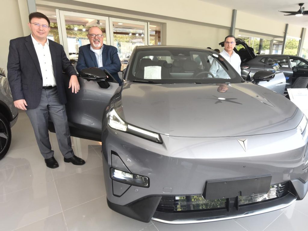 Juan Pablo Siekavizza, Gerardo Valiente y Carlos Enrique Siekavizza, directores de Sikamotors El Salvador, recorren la nueva agencia Changan Constitución.