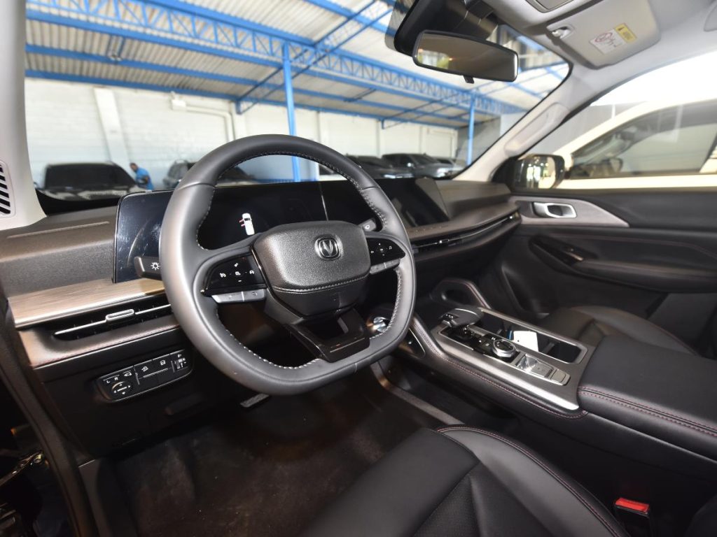 El interior de los vehículos Changan incorpora diseño moderno, pantallas digitales y controles orientados a una experiencia cómoda y tecnológica.