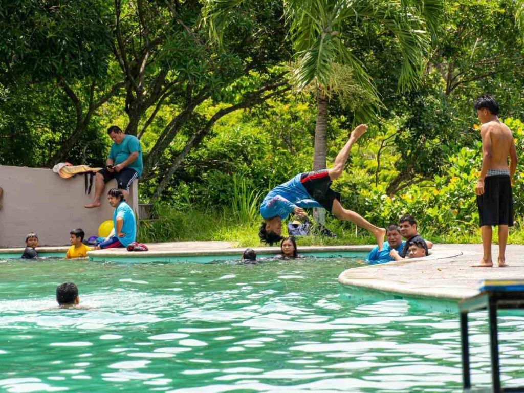 Piscinas y diversión forman parte del paseo en Panchimalco.
