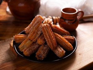 Los churros son uno de esos sabores capaces de despertar recuerdos de feria, paseos familiares y fiestas patronales.