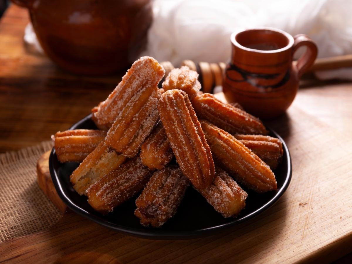 Los churros son uno de esos sabores capaces de despertar recuerdos de feria, paseos familiares y fiestas patronales.