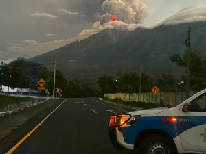 La RN-14 permanece cerrada entre los kilómetros 83 y 103 por la actividad del volcán de Fuego.