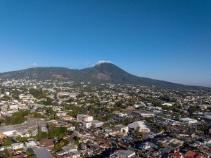 El Salvador tendrá un lunes muy caluroso, con brisas y lluvias puntuales