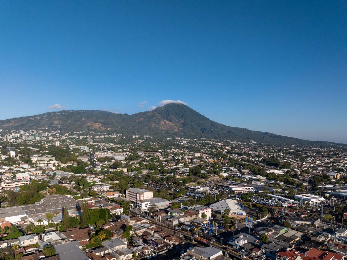 El Salvador tendrá un lunes muy caluroso, con brisas y lluvias puntuales