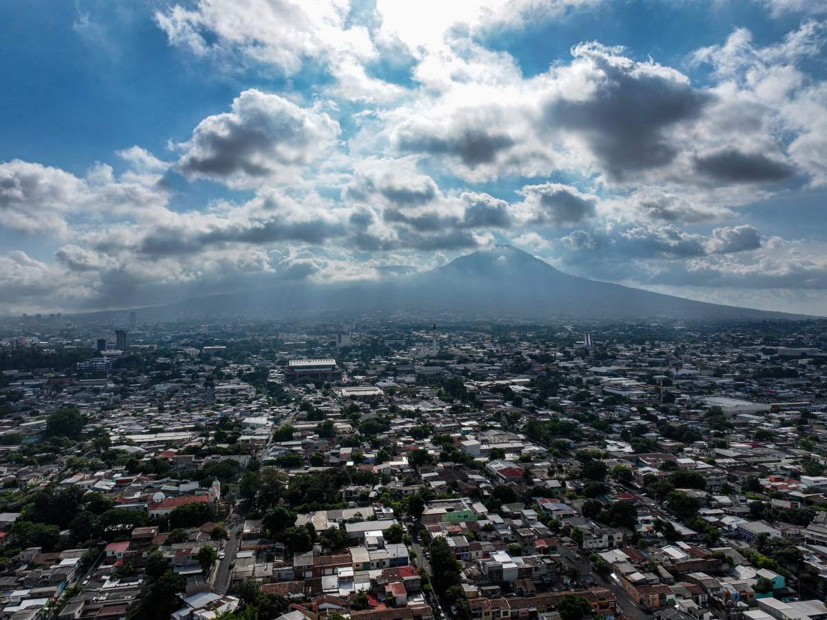 Onda tropical traerá tormentas al inicio de las vacaciones agostinas