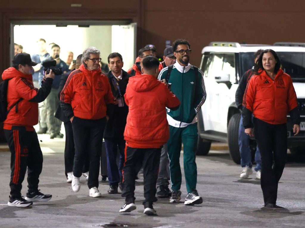 El portero titular de la selección de Cabo Verde, Josimar José Évora Dias 'Vozinha' (c) camina a su llegada este domingo, en el aeropuerto Arturo Merino Benítez en Santiago (Chile).