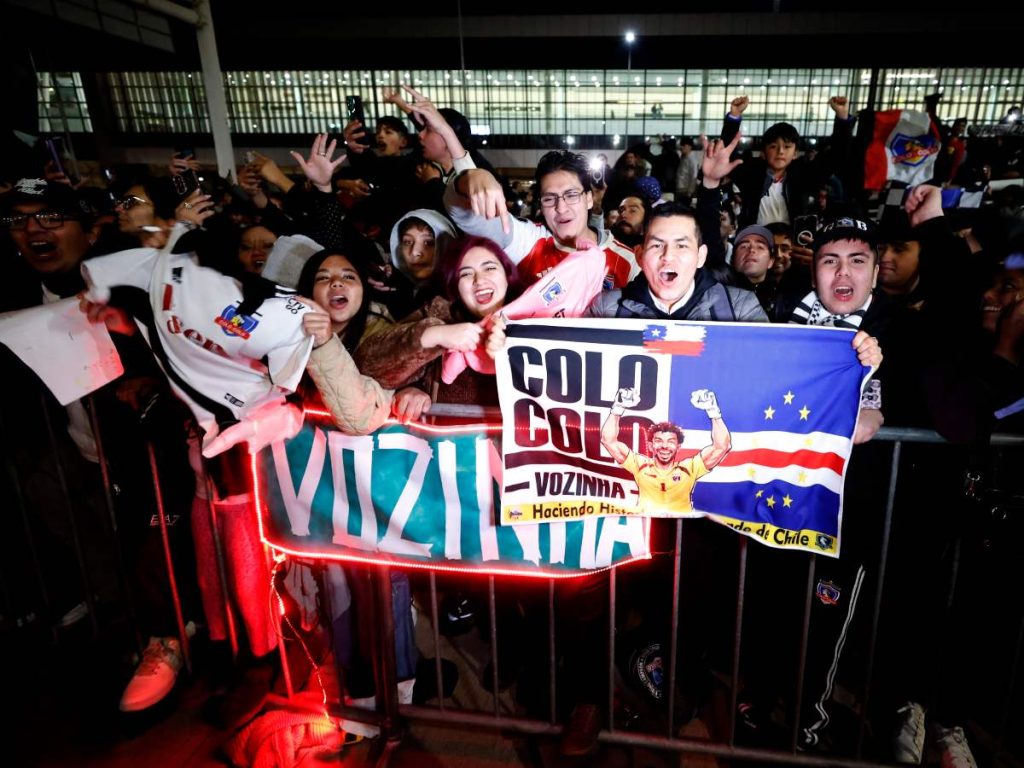 Aficionados de Colo Colo esperan la llegada de portero de la selección de Cabo Verde Josimar José Evora Dias 'Vozinha' este domingo, en el aeropuerto Arturo Merino Benítez en Santiago (Chile). EFE