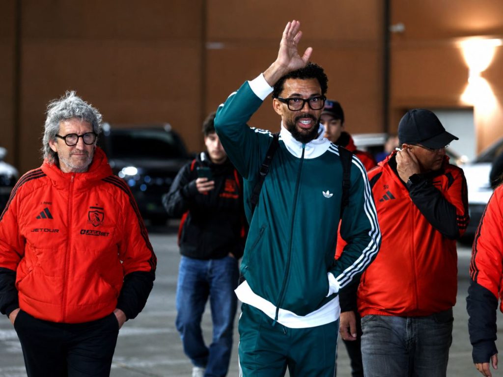 Vozinha llega a Chile y se declara “muy feliz” por unirse a Colo Colo
