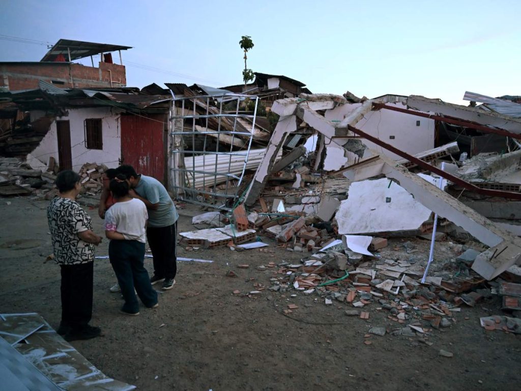 Varias personas se congregan frente a una casa destruida tras el terremoto que azotó El Cairo, Valle del Cauca, Colombia, el 11 de agosto de 2026.