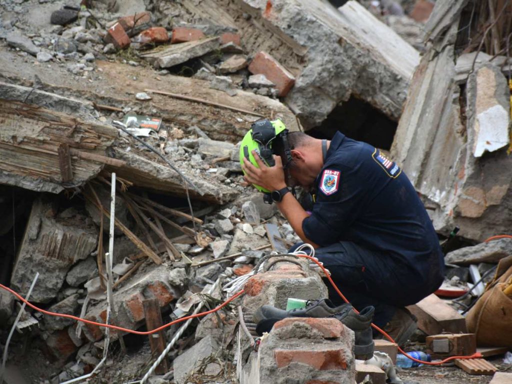Un rescatista reacciona este domingo junto a los escombros del edificio Torres del Limonar, destruido por el terremoto del pasado lunes, en Cali (Colombia).