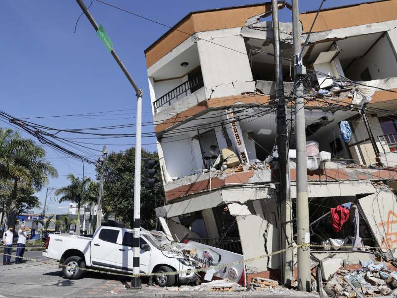 Habitantes y equipos de emergencia buscan sobrevivientes entre los daños provocados por el potente terremoto que sacudió Colombia