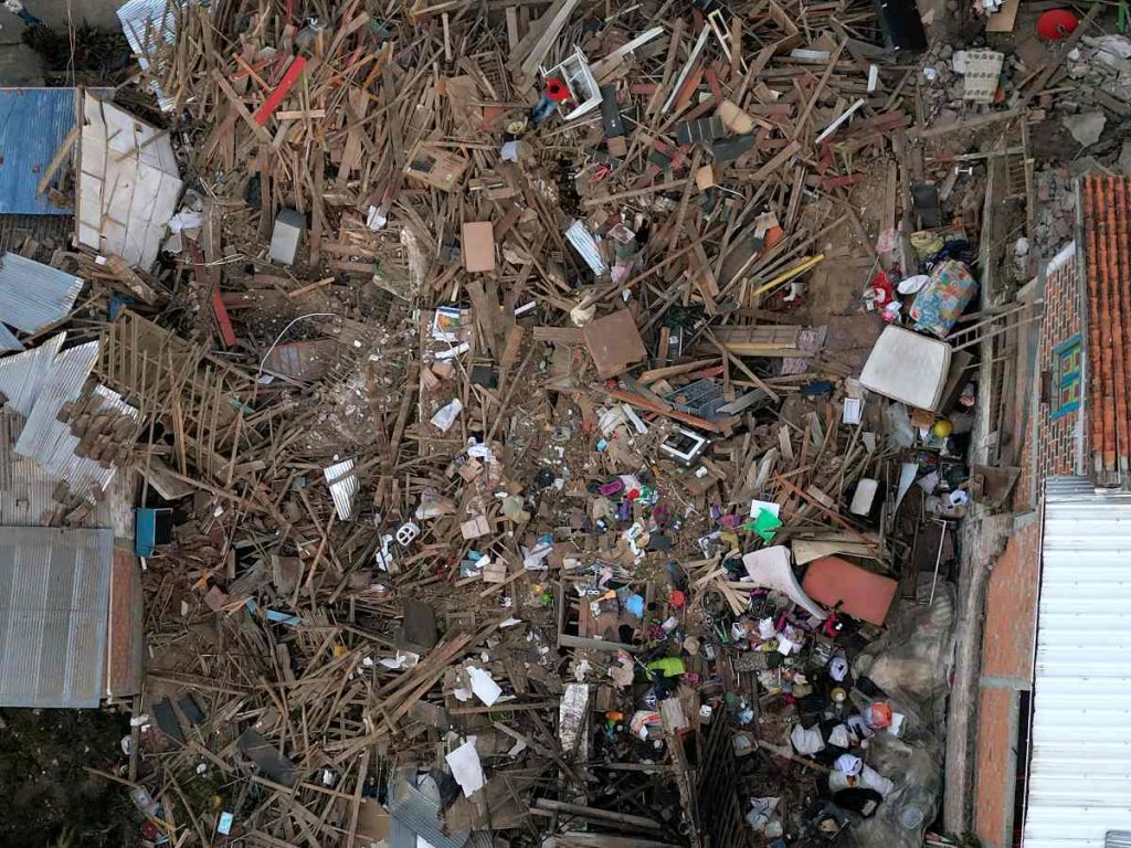 Vista aérea de una casa destruida tras un terremoto en El Cairo, Valle del Cauca, Colombia, el 11 de agosto de 2026.