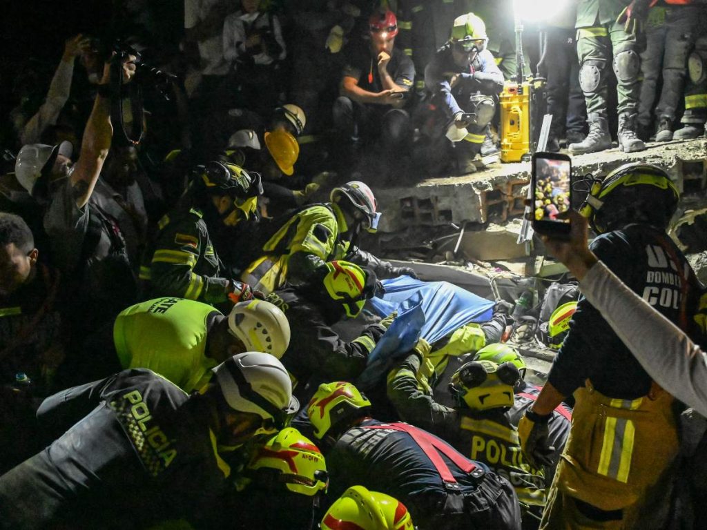 Bomberos y equipos de rescate sacan a la sobreviviente Daniela Andrea Largo Sánchez de entre los escombros de un edificio derrumbado tras el terremoto en Pereira, Colombia, el 11 de agosto de 2026.