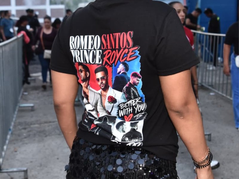 Una fan luce una camisa personalizada con diseños alusivos a Romeo Santos y Prince Royce antes del concierto en el Estadio Cuscatlán.