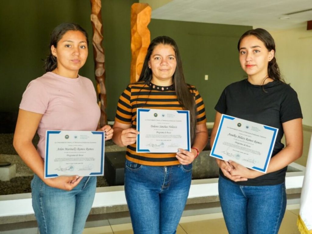 Diez jóvenes recibieron becas para estudiar carreras virtuales en la UNIVO.