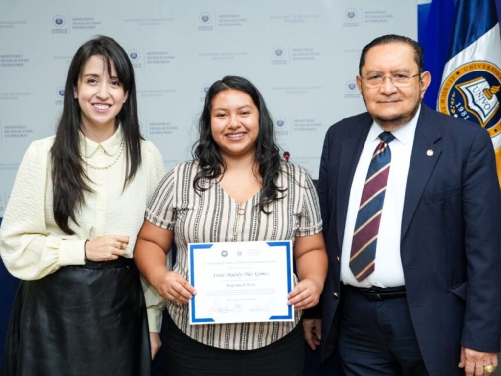 Berta Luz Argueta estudiará Mercadotecnia para fortalecer el trabajo agrícola de su familia.