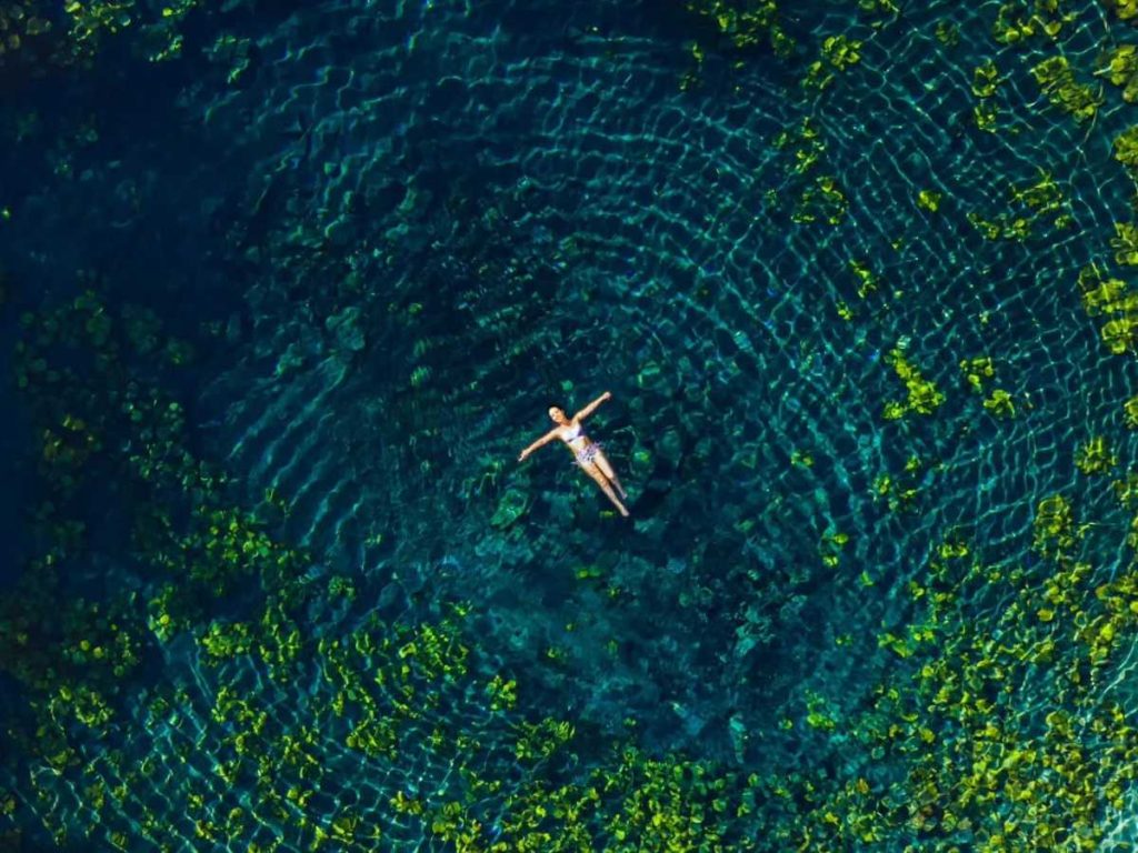 El Cráter Azul sorprende por sus aguas cristalinas.