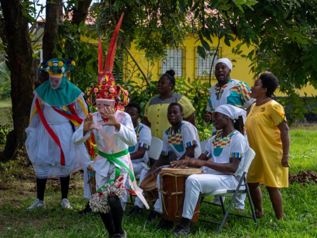 Tambores, comida con coco y pescado fresco forman parte de la experiencia cultural que podés vivir en las comunidades garífunas del sur de Belice.