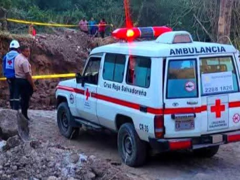 Tres de los cinco trabajadores que se encontraban en la construcción quedaron soterrados tras el colapso del muro.