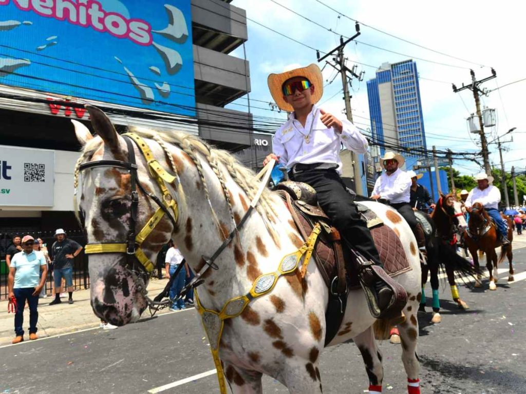 Jinetes de distintos departamentos se reunieron en la capital para mantener viva la tradición ecuestre salvadoreña.