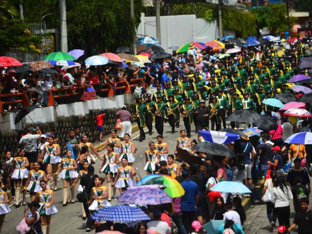 Las bandas de paz y cachiporristas llenaron de música, ritmo y tradición el recorrido por las calles de San Salvador.
