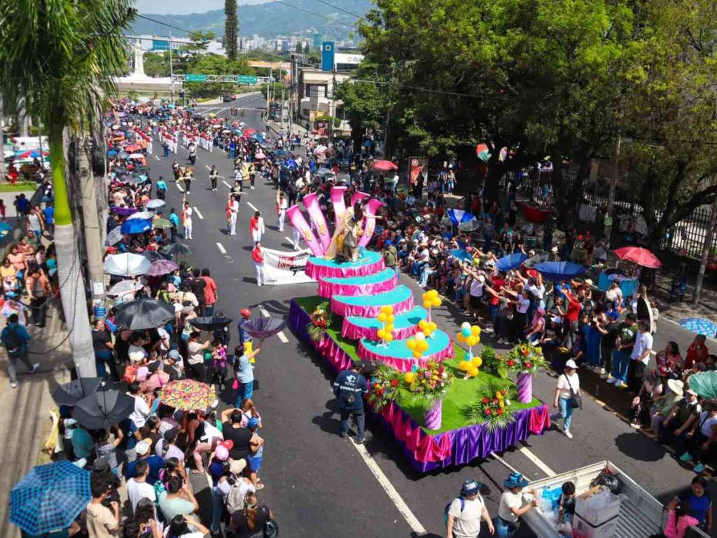 Las carrozas comerciales destacaron por sus colores, diseños y detalles durante uno de los eventos más esperados de las Fiestas Agostinas.