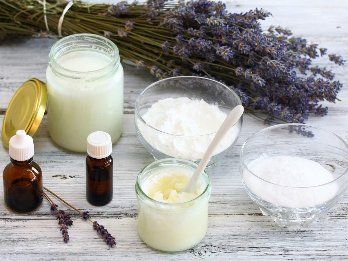 Desodorante: El bicarbonato, la maicena y el aceite de coco se combinan en una preparación casera pensada para la higiene diaria.