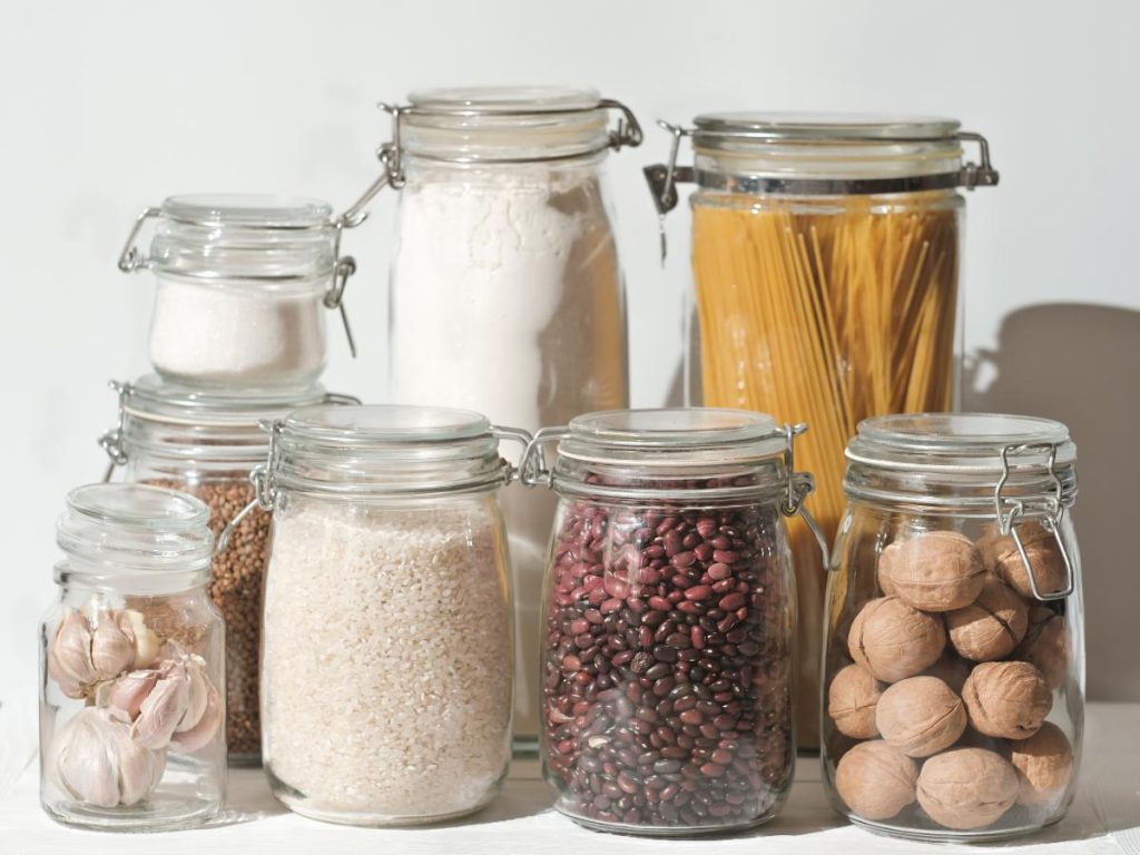 Organizar la despensa en recipientes herméticos ayuda a conservar mejor los alimentos y facilita detectar humedad, insectos o cambios de olor.
